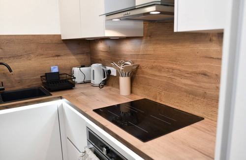 Troon Apartment | Troon Portland Apt B