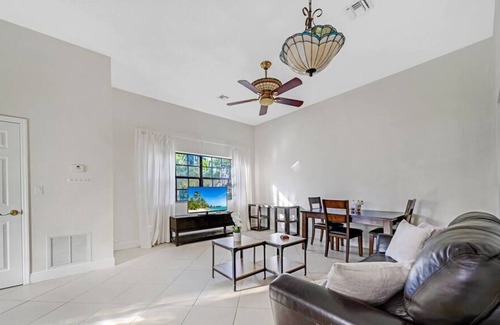 Southwest Ranches House | Tropical and Lush Paradise