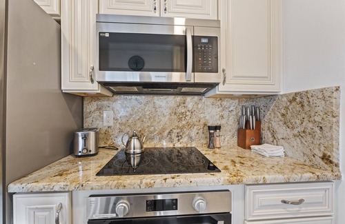 Lakeland House | Tropical Fenced Paradise, Hot Tub, & Home Theater