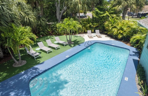 Bay Crest Park House | Tropical Oasis - Heated Pool - Hot Tub - Downtown and Beaches