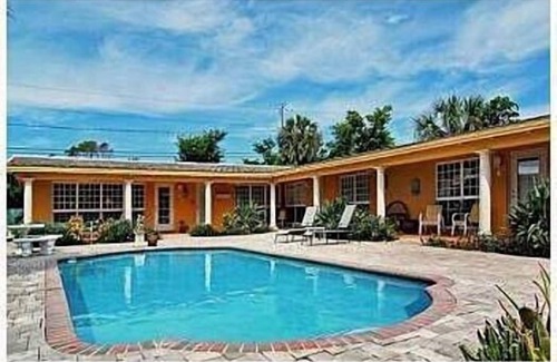 Dolphin Isles Apartment | Tropical oasis 1 bed 3 min walk to beachnStay 1 week save 10% 1 month save 20%
