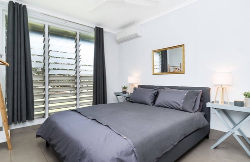 Jingili House | Tropical Retreat, Beautiful Pool & Aircon!