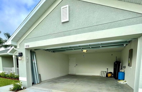 Jacarandas House | Tropical Retreat- Newer 3 Bedroom, 2 Bath- Sleeps 8 !