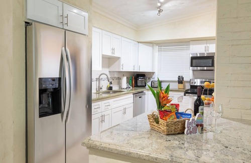 Greenacres House | Tropical Vibes! Spacious 5BD/3BA, BBQ, Parking & more -10 min to Best Locations