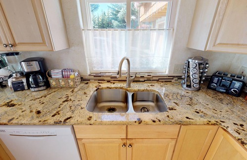 Vail House | True Bavarian Chalet-Lower Level with Private Hot-Tub ! amazing Mountain View’s