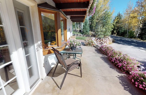 Vail House | True Bavarian Chalet-Lower Level with Private Hot-Tub ! amazing Mountain View’s