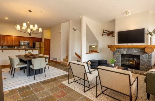Nordic Estates House | True SKI IN/OUT | Updated 3.5BR | Hot Tub | Garage | Managed By Aloha Whistler