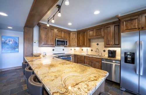 Breckenridge Condo | True Ski-In-Ski-Out 3 Bed-3 Bath Penthouse. Overlooks base of Peak 8. Sleeps 12