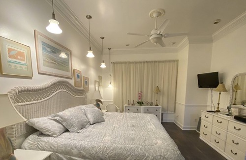 Montrose Apartment | Tucked Away in Montrose