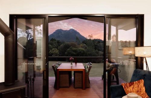 Rathdowney House | Tuckeroo Cottages - Rosella Cottage