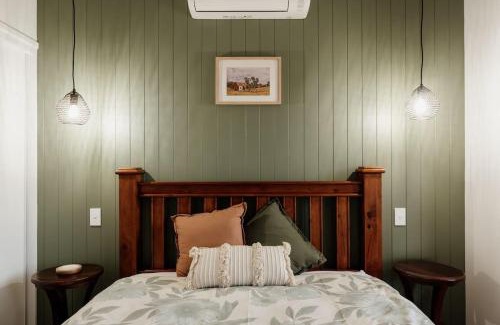 Rathdowney House | Tuckeroo Cottages - Rosella Cottage
