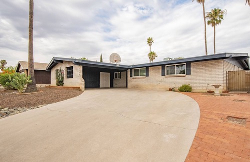 Tucson House | Tucson's Swim and Golf paradise!
