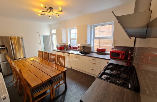 Bournemouth Villa | Turay Villa with Hot Tub