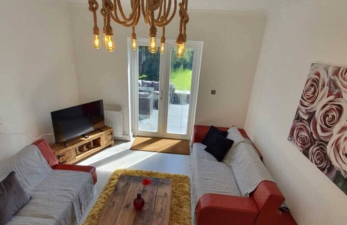 Bournemouth Villa | Turay Villa with Hot Tub