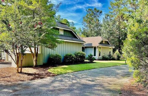 Old Town House | Turn the Page - Village of Pinehurst 3BR Getaway