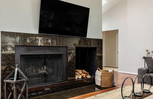 Old Town House | Turn the Page - Village of Pinehurst 3BR Getaway