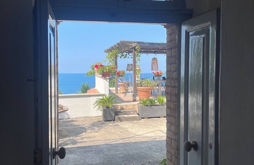 San Vito Chietino Villa | Turquoise villa by the sea