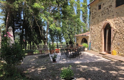 Sarteano Villa | Tuscan farmhouse ideal for vacations with family and friends, private fenced pool