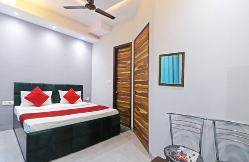 Rajouri Garden Hotel | Twamev Rajouri garden by The Arrow