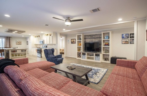 New Braunfels House | Twilight Point-Lake Dunlap waterfront, firepit, dock, pet friendly!