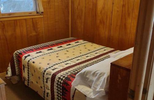 Tomahawk Cabin | Twin Bay Resort Lakeside Cabin 1