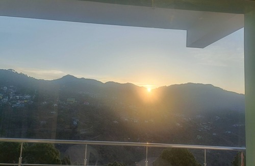 Kumarhatti Apartment | Twin OaksnKasauli chowknThe valley viewnSun rise on your bed.