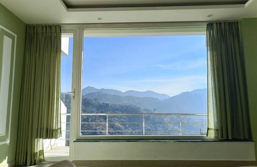 Kumarhatti Apartment | Twin OaksnKasauli chowknThe valley viewnSun rise on your bed.