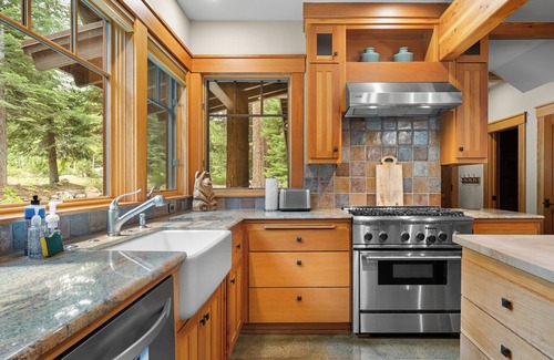 Ponderosa Palisades House | Twin Pine Retreat | Firepit, Garage & Hot Tub