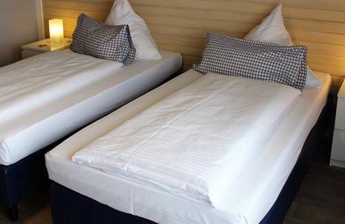 Hunerbach House | Twin Room, Shower, Toilet / Standard - Hotel-Restaurant Hüllen