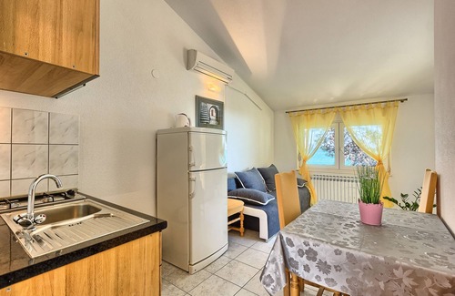 Kastel Stafilic Apartment | Two bedroom apartment near beach Kaštel Štafilić, Kaštela (A-21981-a)