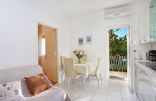 Seget Donji Apartment | Two bedroom apartment with terrace and sea view Seget Donji, Trogir (A-2029-a)