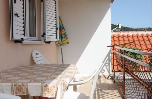 Vinisce Apartment | Two bedroom apartment with balcony and sea view Vinišće, Trogir (A-6117-a)