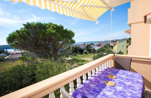 Barbat na Rabu Apartment | Two bedroom apartment with terrace and sea view Barbat, Rab (A-16245-b)