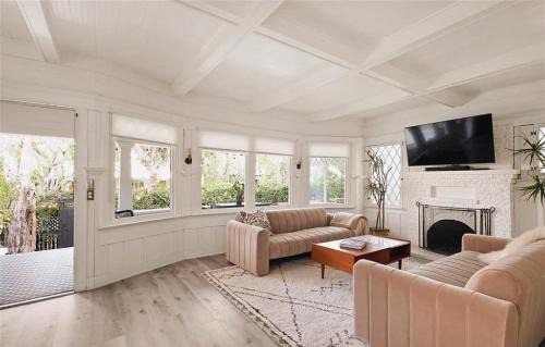 Venice Apartment | Two Bedroom Craftsman Bungalow in Venice