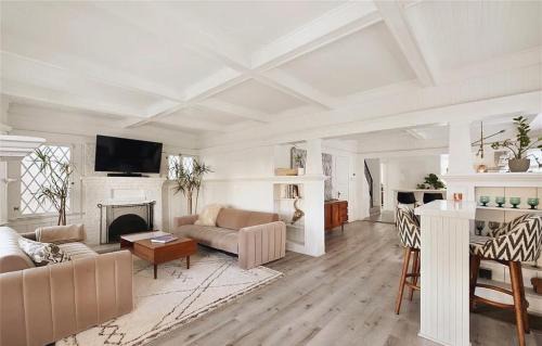 Venice Apartment | Two Bedroom Craftsman Bungalow in Venice