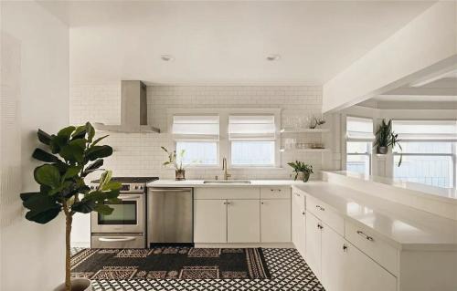 Venice Apartment | Two Bedroom Craftsman Bungalow in Venice