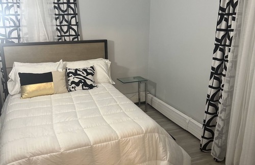 Bridgeport Apartment | Two Bedroom Luxury apartments /5 Minutes away from Amphitheater
