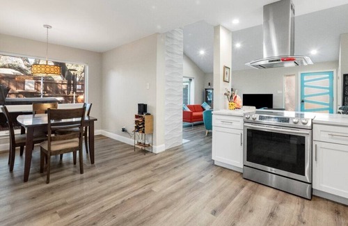 Lake Highlands House | Two bedroom Remodeled townhome with 2 baths, hot tub, community pool