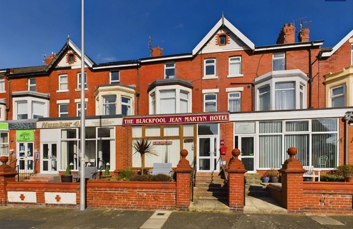 North Shore Hotel | Two-Bedroom suite with Kitchenette 5 mins walk to the sea