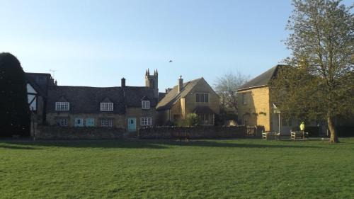 Offenham House | Two bedroom timber lodge Avonvale Holiday Lodges