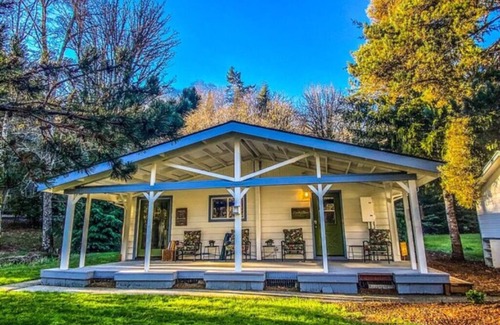 Sherwood - Tualatin North Cottage | Two Colorful Suites incl. with Sauna and BBQ - Unique Northwest Vacation Rentals