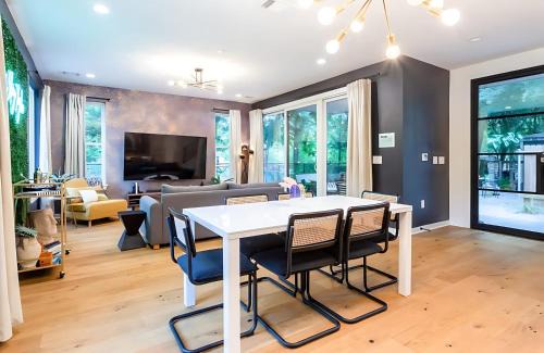 Govalle House | Two-House Private 10BR Compound - DT 6 Min Drive