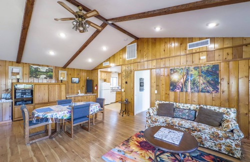 Mariposa House | Two Houses on 100 acres-Pool-2 Hot Tubs-45 Min to Yosemite Nat. Park