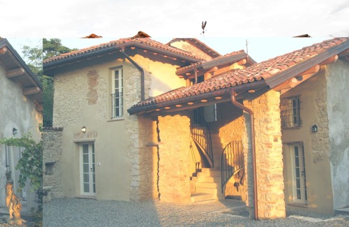 Orsara Bormida House | Two imposing houses set round an enclosed courtyard in ancient hill-top village