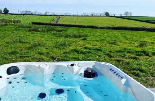 Thelbridge House | Two Moors Way Cottages luxury with hot tub - The Old hayloft