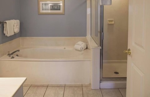 Hilton Head Resort | Two Sunny 1BR Getaway w/Pool Access, Hot Tub, Kitchen and Steps from Ocean Fun