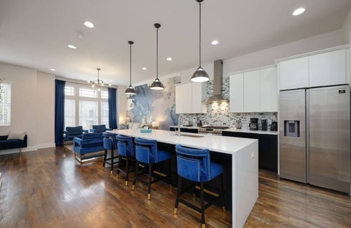 Hadley - Washington Apartment | Two Townhomes - Hot Tubs and Rooftop Balconies