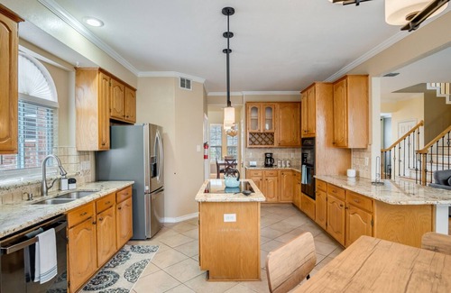 Grand Prairie House | TX Oasis! WfallPool! Grill! Theatre! EV/240, GP,5