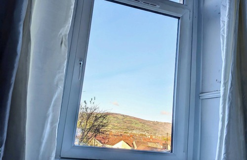 Caerphilly House | Ty Hiraeth nnA Charming Stay Steps Away from Caerphilly Castle!