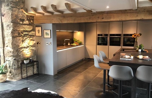 Llanddaniel Fab Cottage | Ty Meryl - a dog that sleeps 7 guests in 3 bedrooms